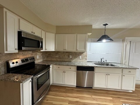 Building Photo - 2101 Deerfield Dr