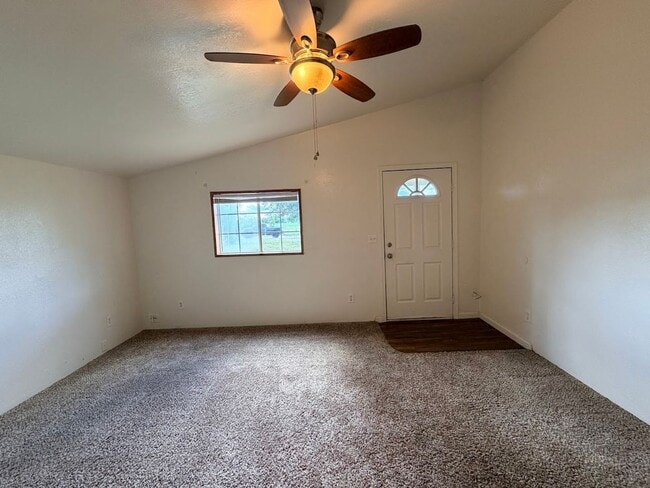 Building Photo - Well maintained home in convenient location w/seasonal landscaping incl.