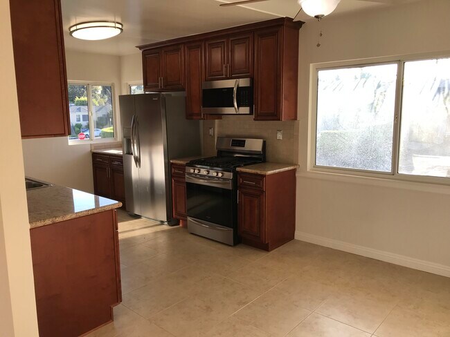 Building Photo - 1646 Livonia Ave