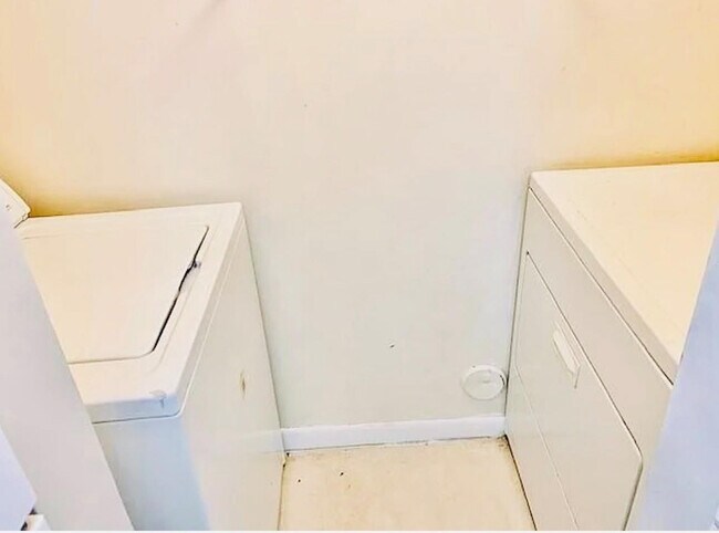 Building Photo - 9733 Westview Dr