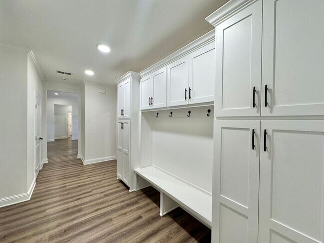 Building Photo - Stunning 3/2/2 on the Outskirts of Lindale!