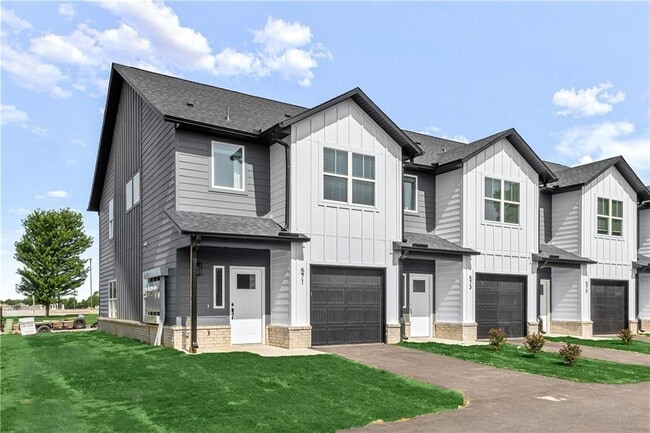 Building Photo - 547 W Pickens Rd