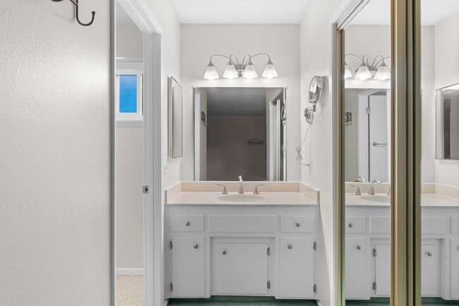 Building Photo - Beautifully Maintained Rental Home with an...