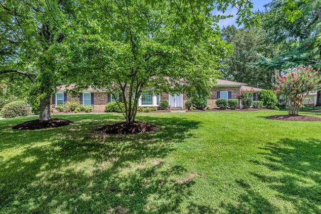 Building Photo - One level living in the heart of Brentwood