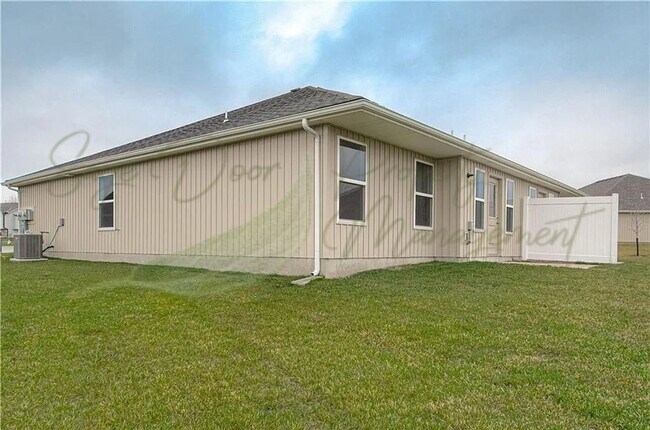 Building Photo - SPACIOUS AND MODERN DUPLEX!!!