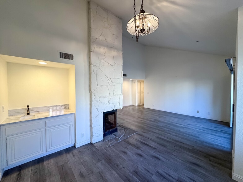 Building Photo - 1000 E California Blvd