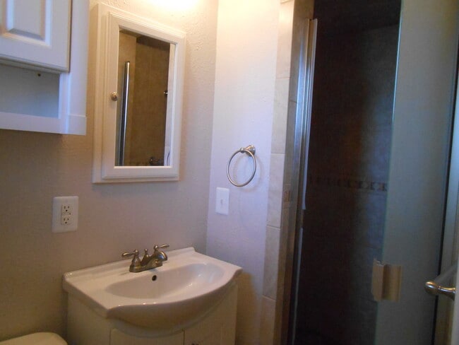 Building Photo - 3 Bedroom Home On Placer, Parking Pad Behi...