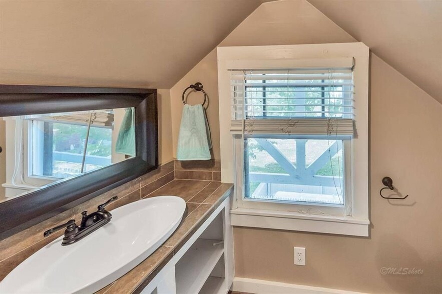 Upstairs Bathroom - 10152 FM949