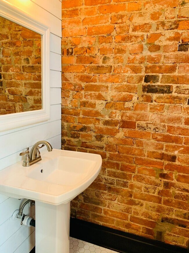 Building Photo - 3 Bedroom 2.5 Bath Just Steps from Franklin Park!!