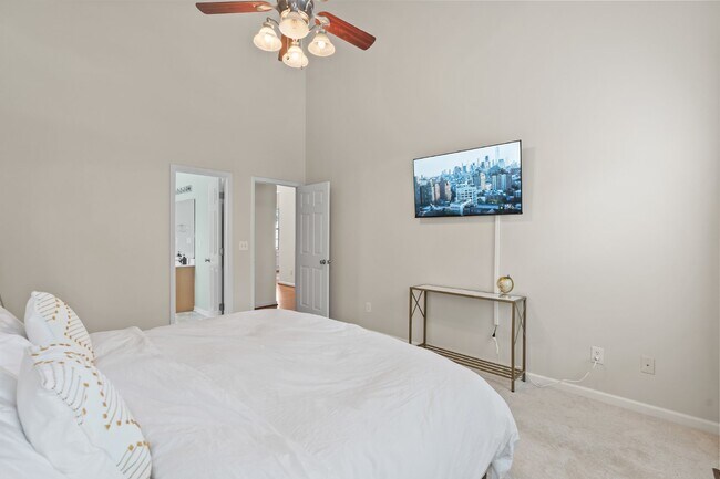 Building Photo - Gorgeous 4 Bedroom Home with Spacious Layo...