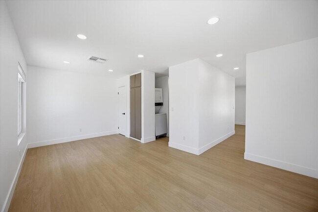 Building Photo - 1040 Gardena