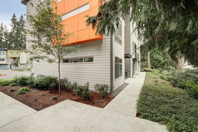 Building Photo - 4Bd/3Ba Bellevue Townhouse