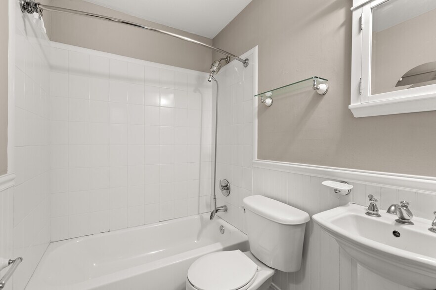 Building Photo - 447 Johnson Ave