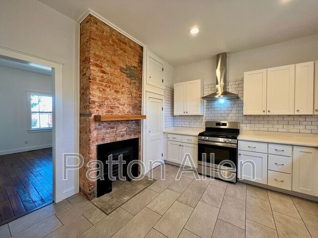 Building Photo - 125 Burton St