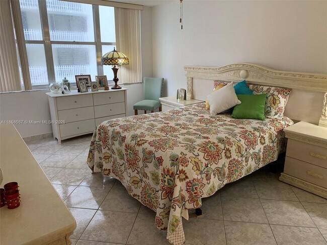 Building Photo - 6039 Collins Ave
