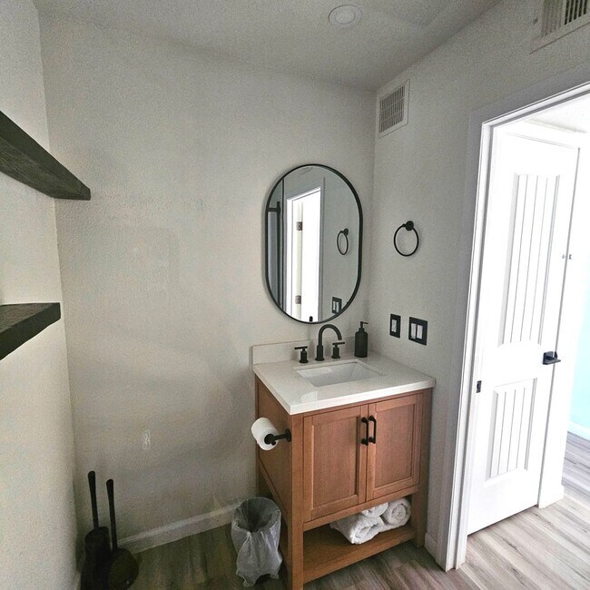 Building Photo - Amazing 2 bedroom - 2 bath for Rent