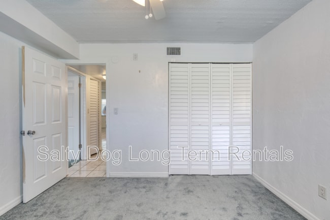 Building Photo - 400 Oakridge Blvd