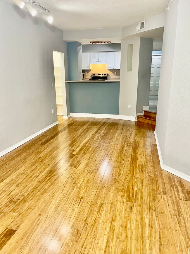 Building Photo - 402 S Armenia Ave