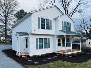 Building Photo - 902 Kabrich St