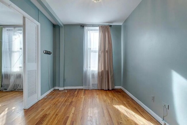 Building Photo - 1580 E 18th St