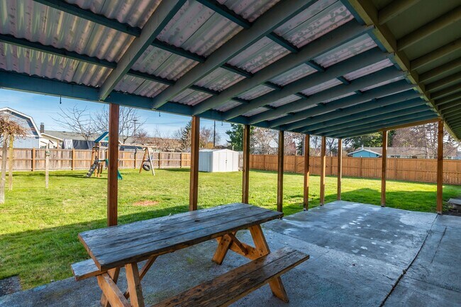 Building Photo - Charming 3-Bedroom Home on Spacious Corner...