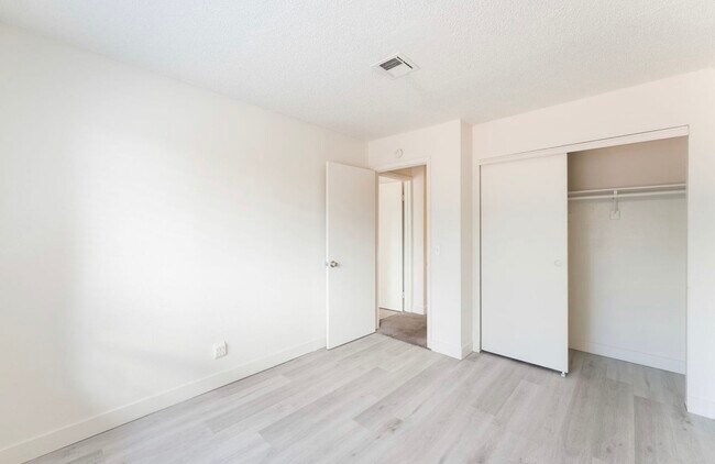 Building Photo - 200 Bel Port Dr