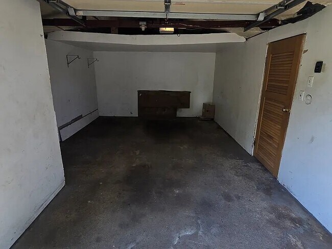 Building Photo - 1524 W Kettelle St