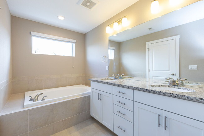 Building Photo - 6bd/4.5 bath home in Southwest Longmont!