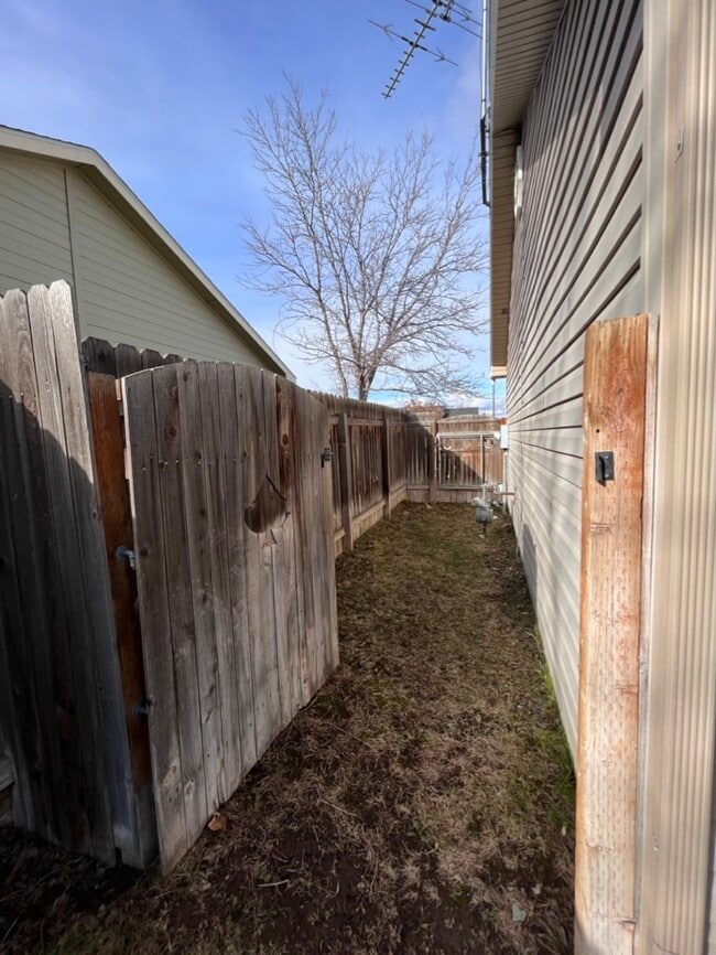 Building Photo - 515 Sawtooth St