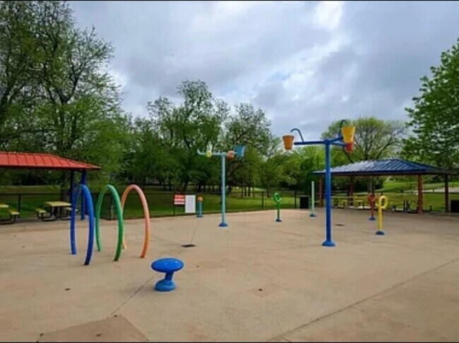 Building Photo - 1815 E Lindsey St