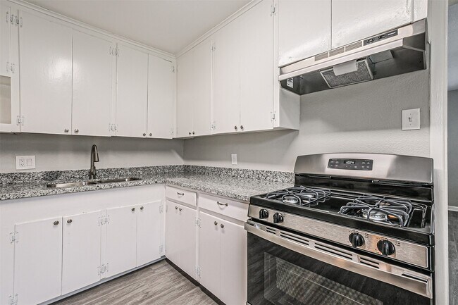 Building Photo - 1539 Pleasantville Dr