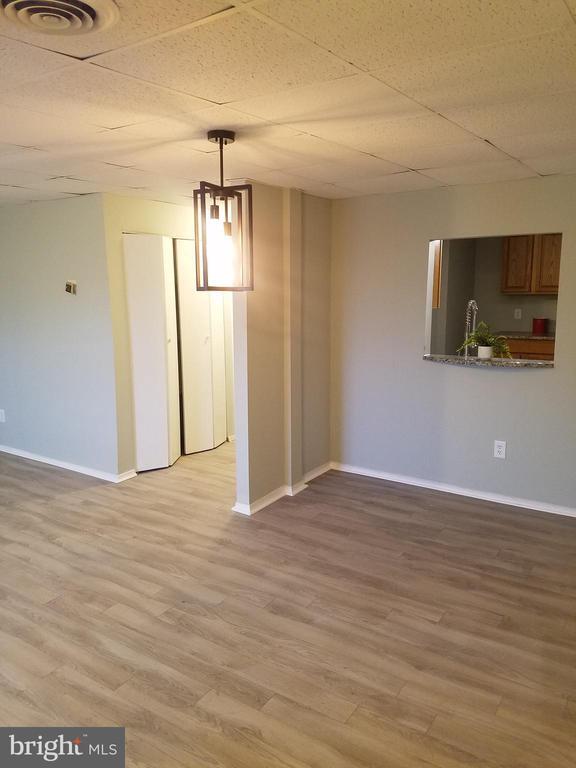 Building Photo - 215 S Pavilion Ave