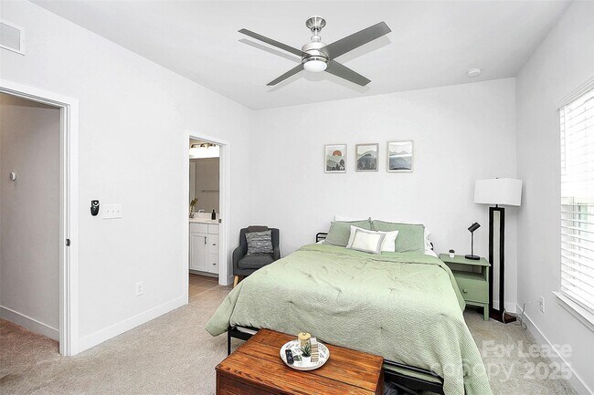 Building Photo - 256 Parkwood Ave