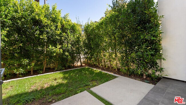 Building Photo - 621 Kings Rd