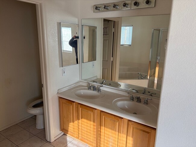 Building Photo - 2 Bedroom 2.5 Bath Townhome!