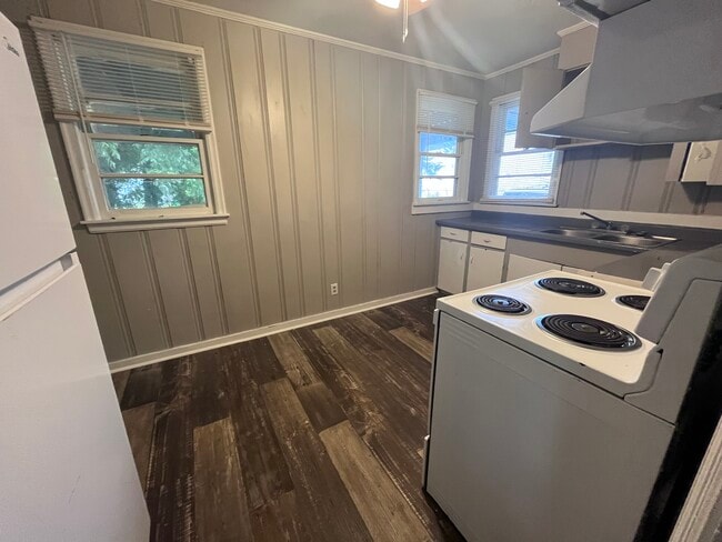 Building Photo - 217 17th St N