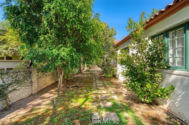 Building Photo - 1096 Armada Dr
