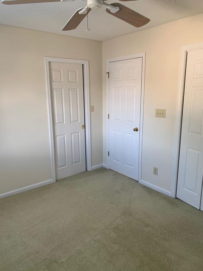 Building Photo - 2 bedroom 2 bath condo. Second Floor $1350/month