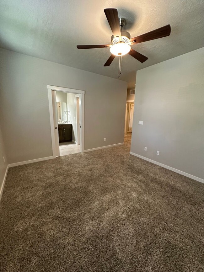 Building Photo - Modern Townhome Near Eagle Greenbelt..3-be...