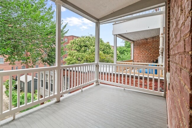 Building Photo - Spacious 6BR/2.5BA in CV AVAILABLE June 2026