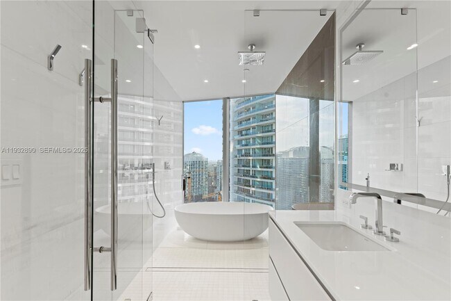 Building Photo - 300 Biscayne Blvd Way