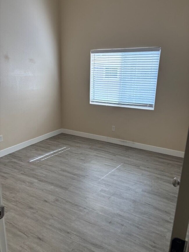 Building Photo - Beautiful, spacious top-floor 2-bedroom, 2-bathroom condo in the Southwest