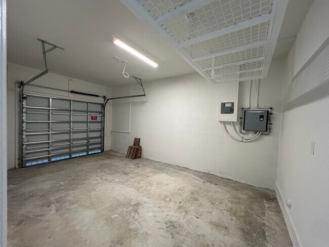 Building Photo - 651 SE 14th Ct