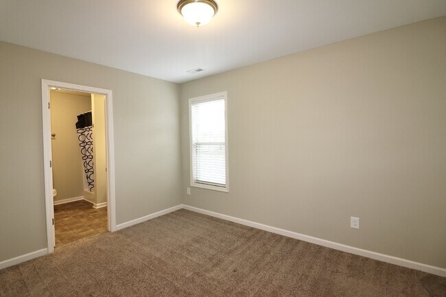 Building Photo - Spacious 4-Bedroom Home with Fireplace in Fayetteville, NC - A Must-See Rental Property!