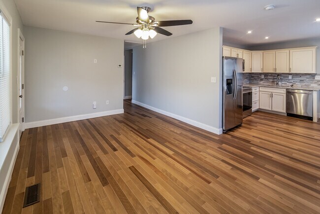 Building Photo - Gorgeous 4-Bedroom Home in Goose Creek