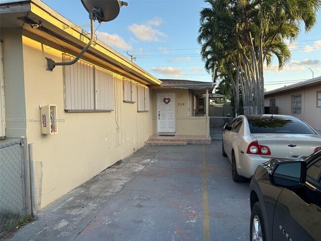 Primary Photo - 250 E 10th St