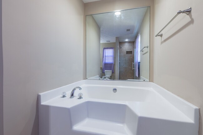 Building Photo - 413 Spurlin Ct