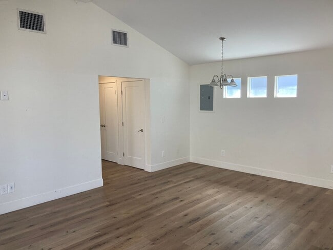 Building Photo - Updated Home in Heart of LA!