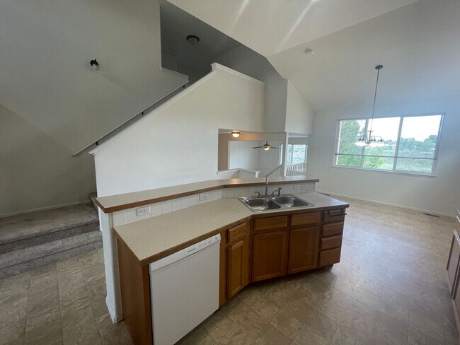 Building Photo - Beautiful 4 Bed, 3 Bath House in Maple Hill!