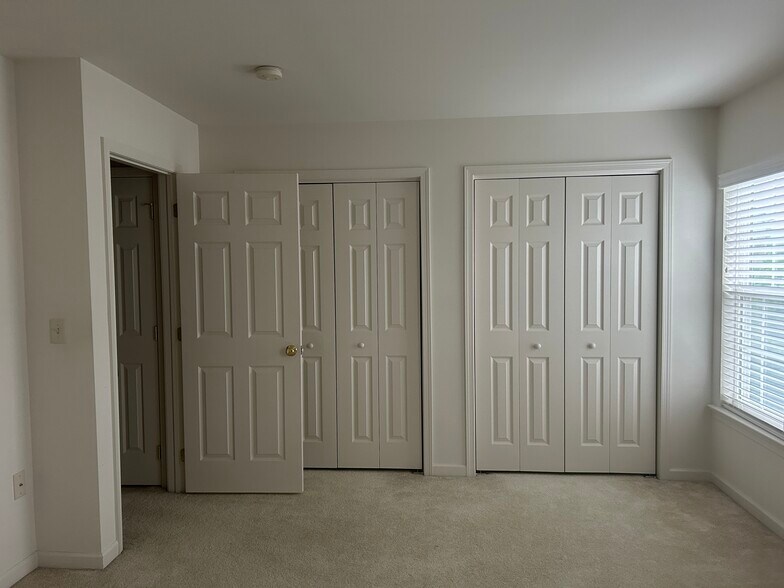 Building Photo - 2717 Foxshire Dr